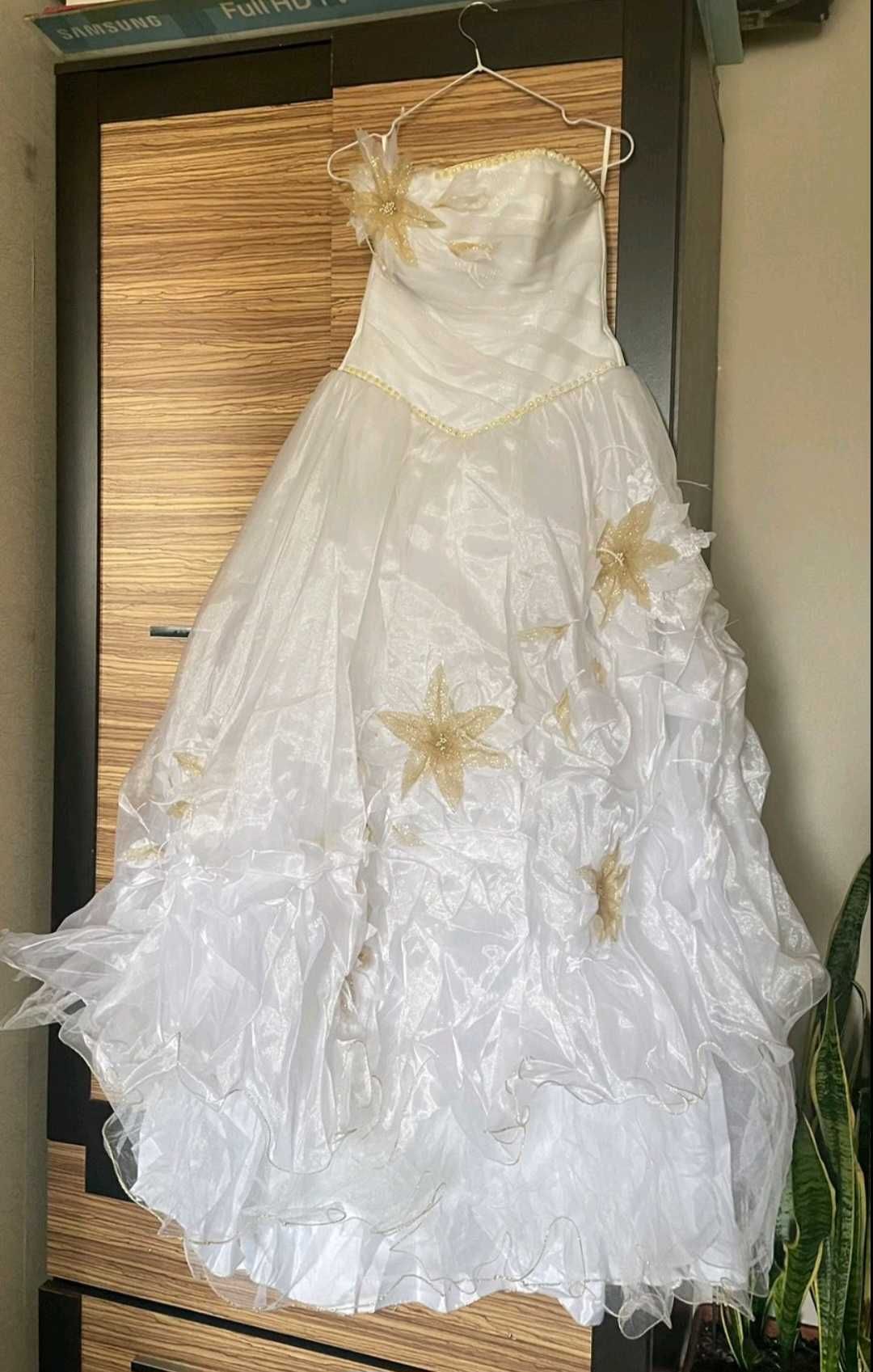 Продам весільну сукню