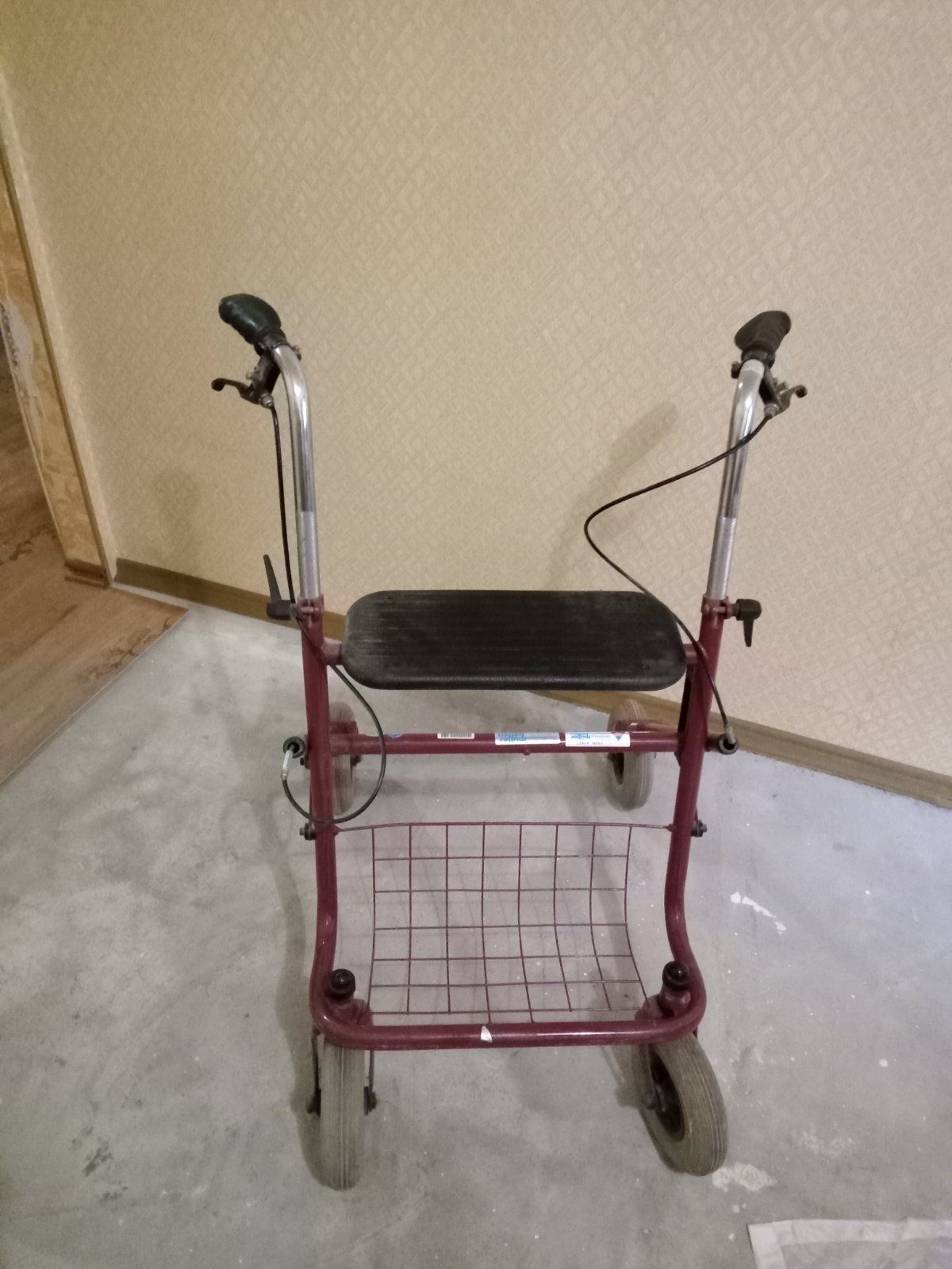 Ходунки на колесах для інвалідів