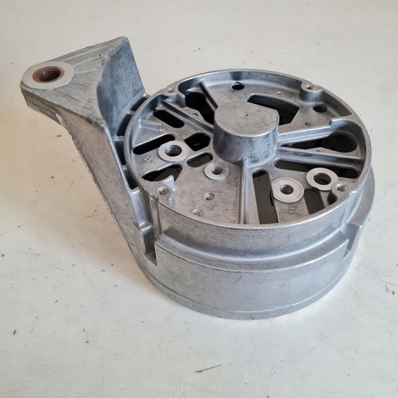 MERCEDES ATEGO AXOR TRAVEGO OBUDOWA ALTERNATORA BOSCH 1125887013