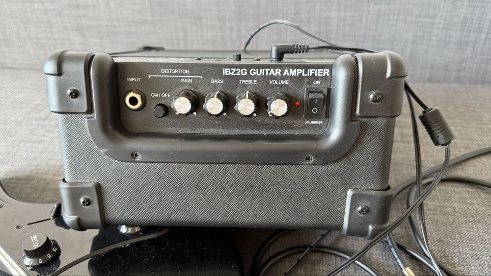 Guitarra Ibanez com amplificador