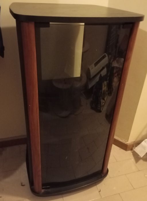 Móvel para TV e leitor ou box com prateleiras e porta de vidro