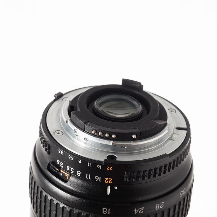 Об'єктив Nikon AF Nikkor 18-35mm f/3.5-4.5D ED