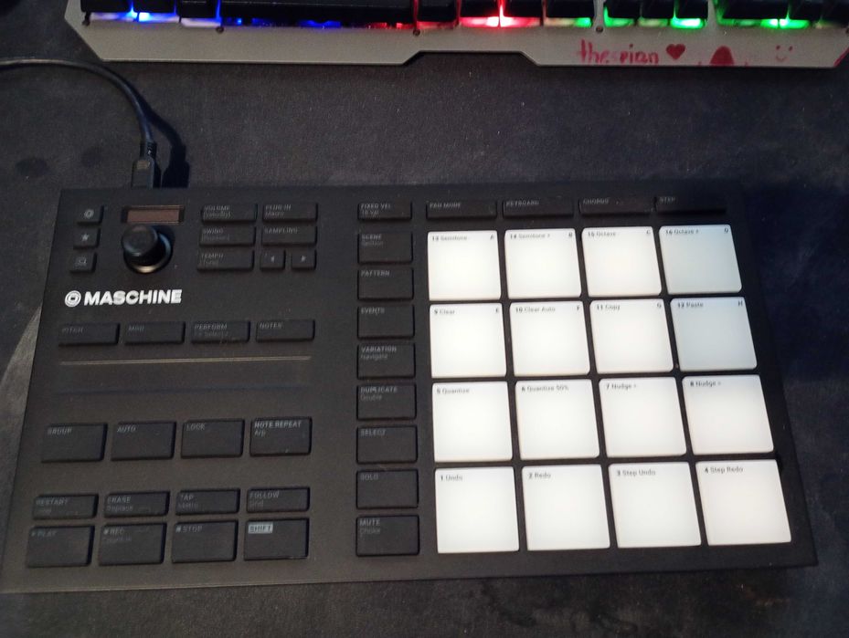 Maschine Mikro MK3 + Oprogramowanie z licencją Komplete Select