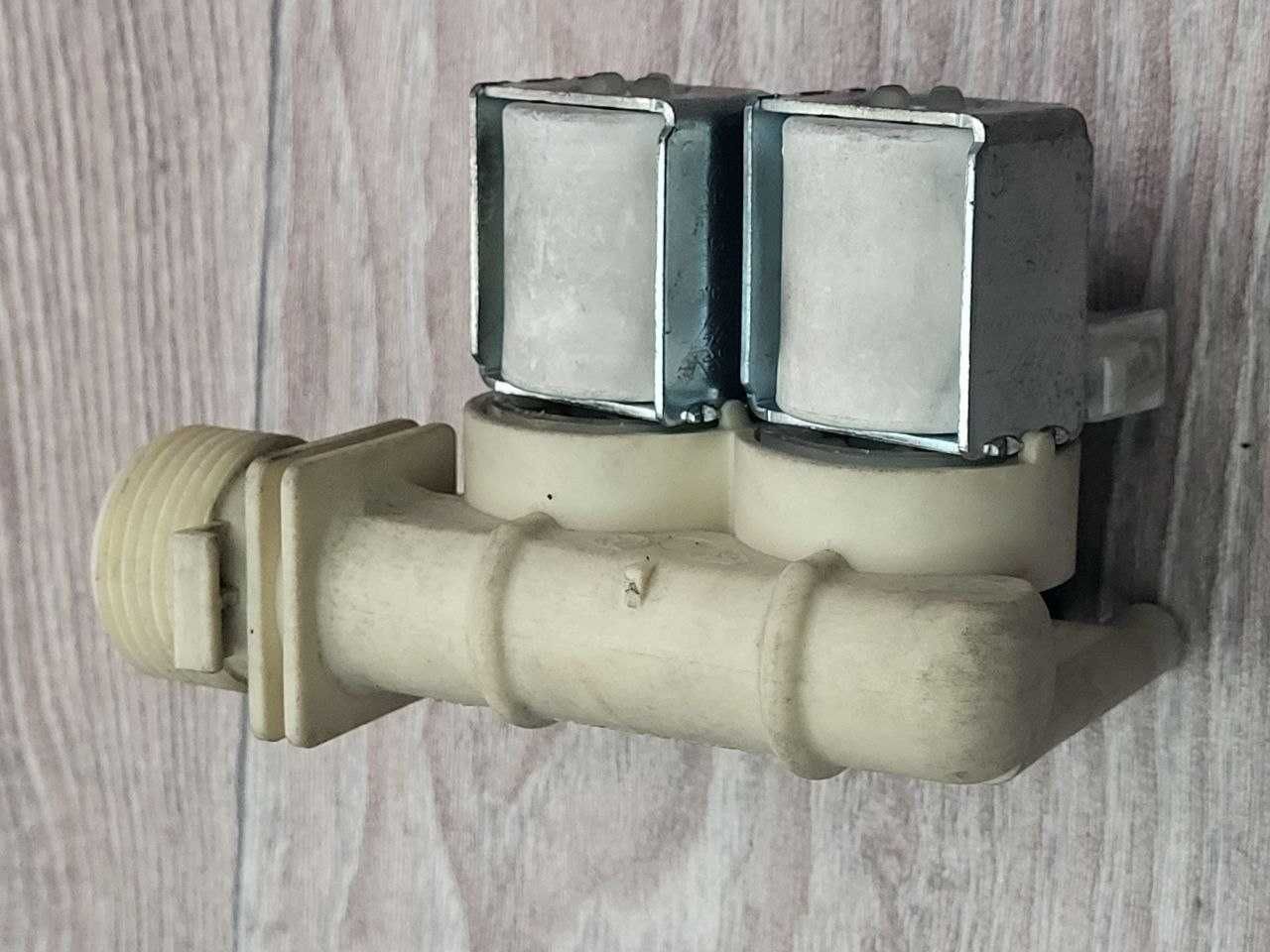 Клапан подачи воды для стиральной машинки Indesit WIUL 83 CSI – (Б/У)