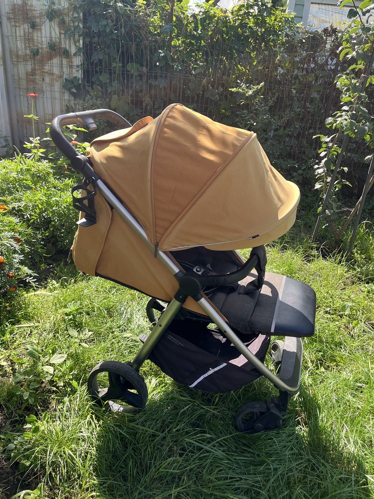 Прогулянкова коляска Carrello Bravo