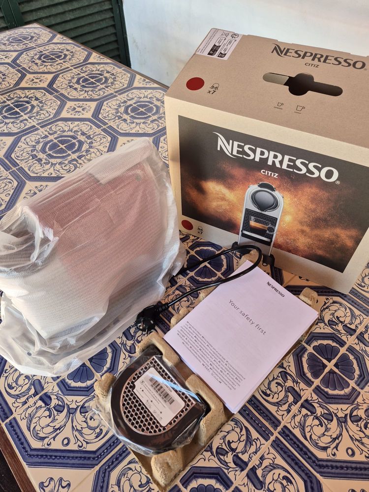 Maquina de café Nespresso Citiz. Vermelha.