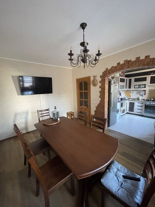 Продається простора  квартира