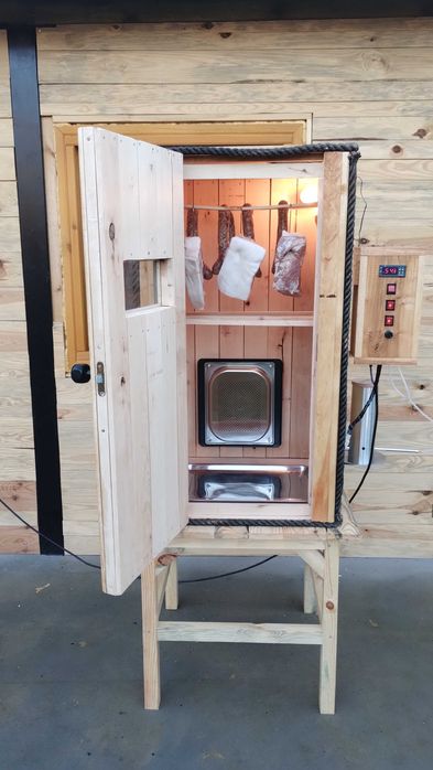 WĘDZARNIA ELEKTRYCZNA OCIEPLANA(zbudowana z drewna olchowego)