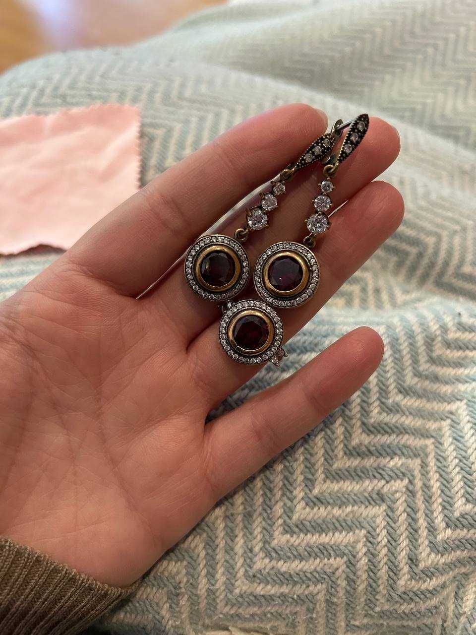 conjunto de brincos e anéis