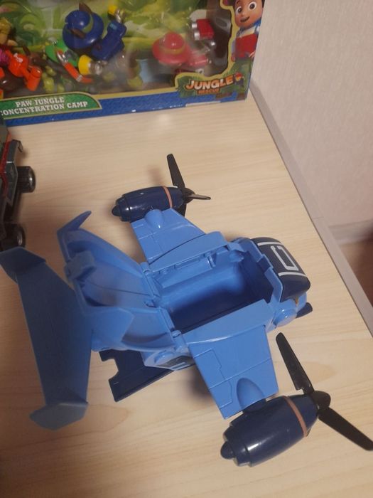 Самолет Кери из мульфильма робокар Поли.