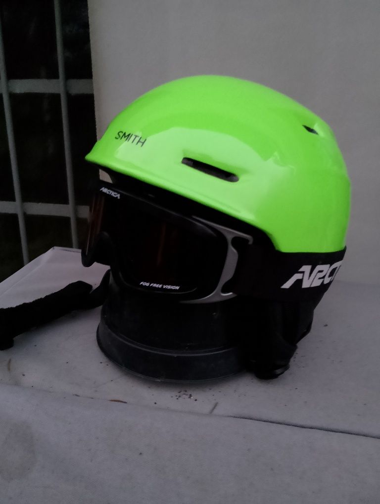 Kask oraz gogle chłopięce, wiek około 9-12 lat