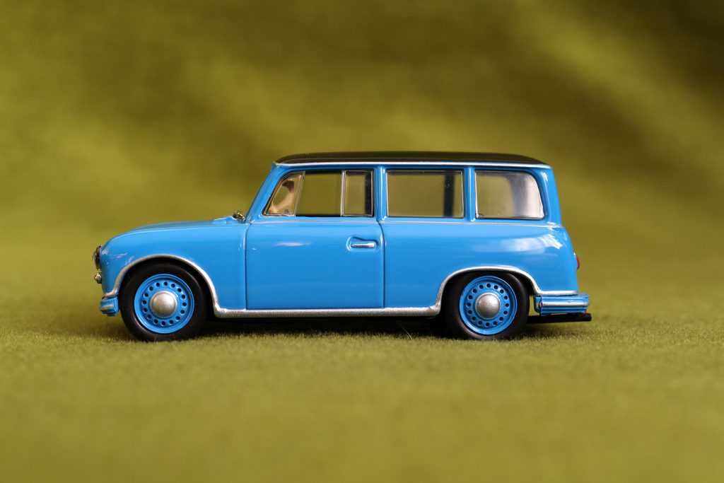 AWZ P70 kombi - model 1/43 extra