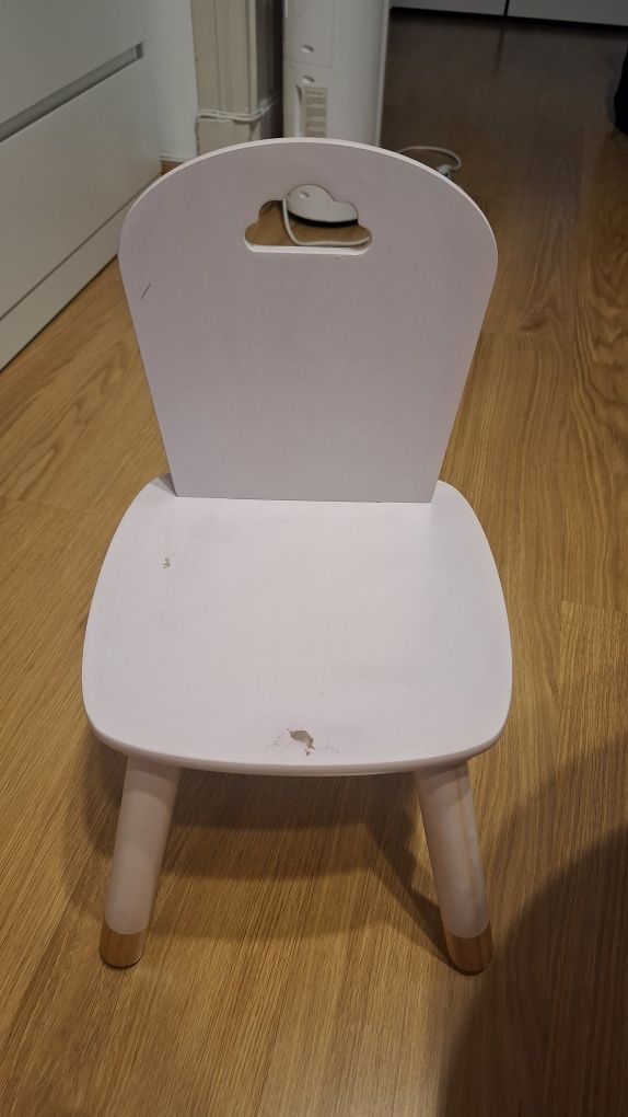 Mesa de criança e cadeiras