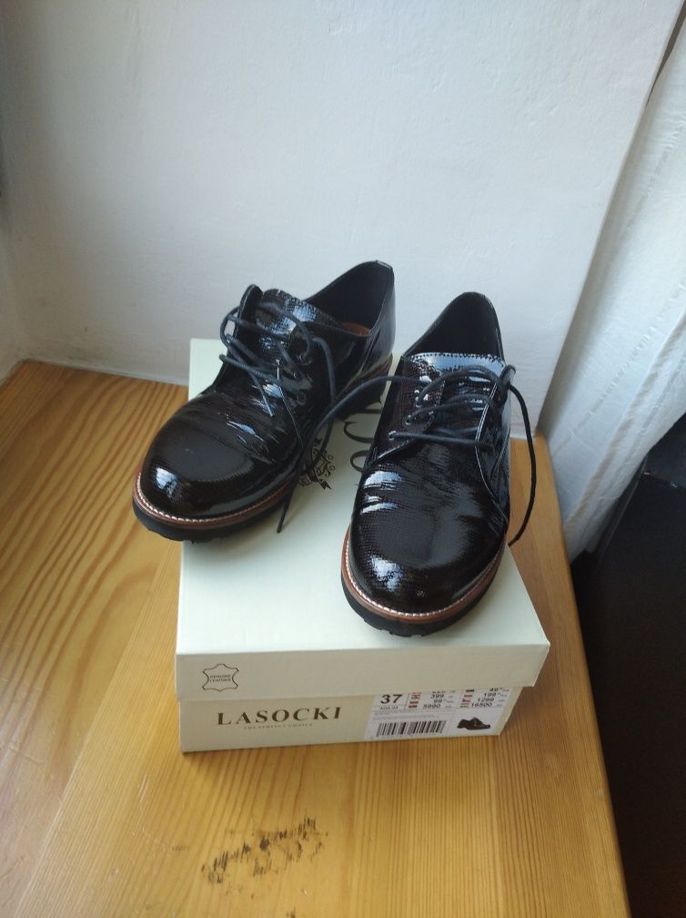 Eleganckie półbuty damskie z lakierowanej skóry marki Lasocki r.37