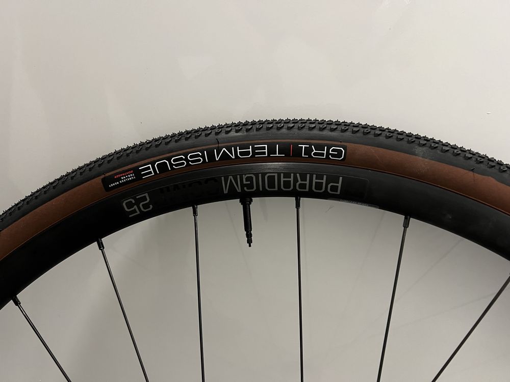 Koła Bontrager Paradigm Comp 25 TLR Disc + opony Bontrager GR1 40C