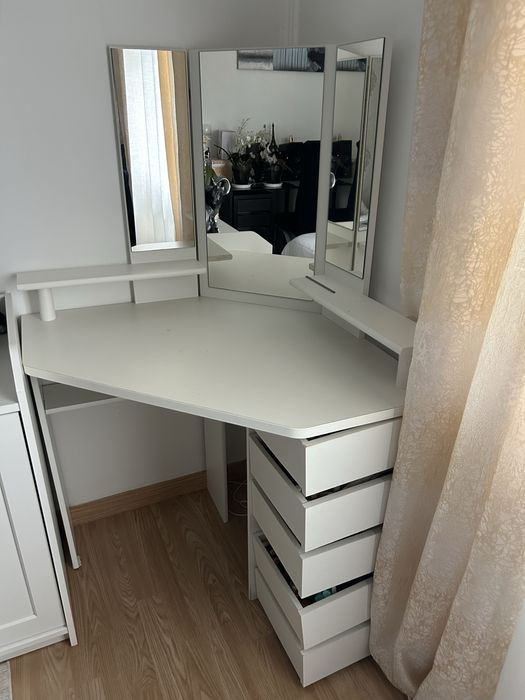 Mesa de maquiagem de canto