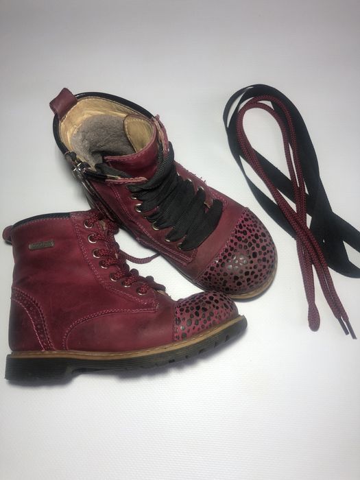 Натуральне хутро всередині, шкіряні ботинки.