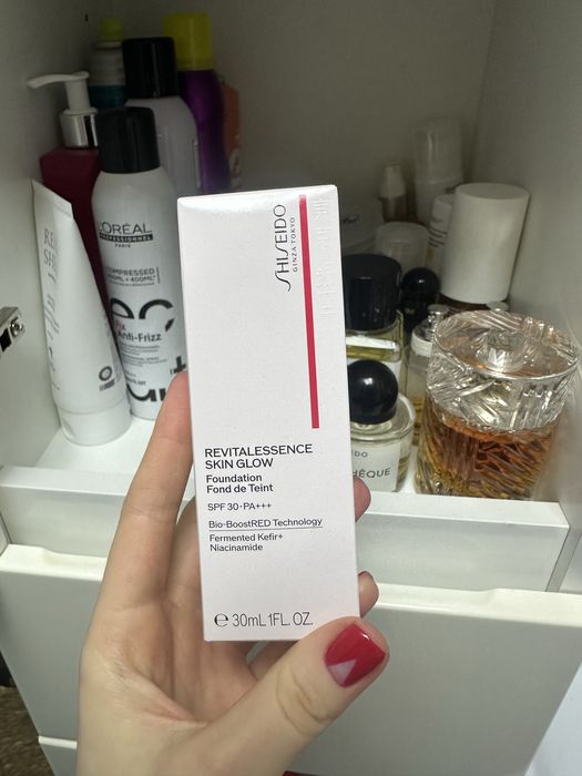 Тональний крем Shiseido Revitalessence Skin Glow Foundation