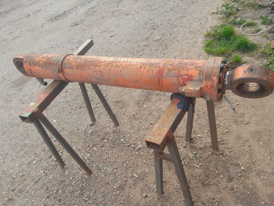 Siłownik hydrauliczny duży