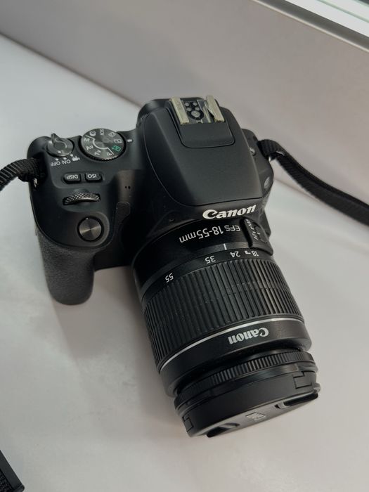 Продам фотоапарат Canon EOS 200D