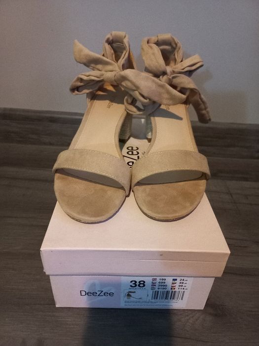 Sandałki na słupku 38