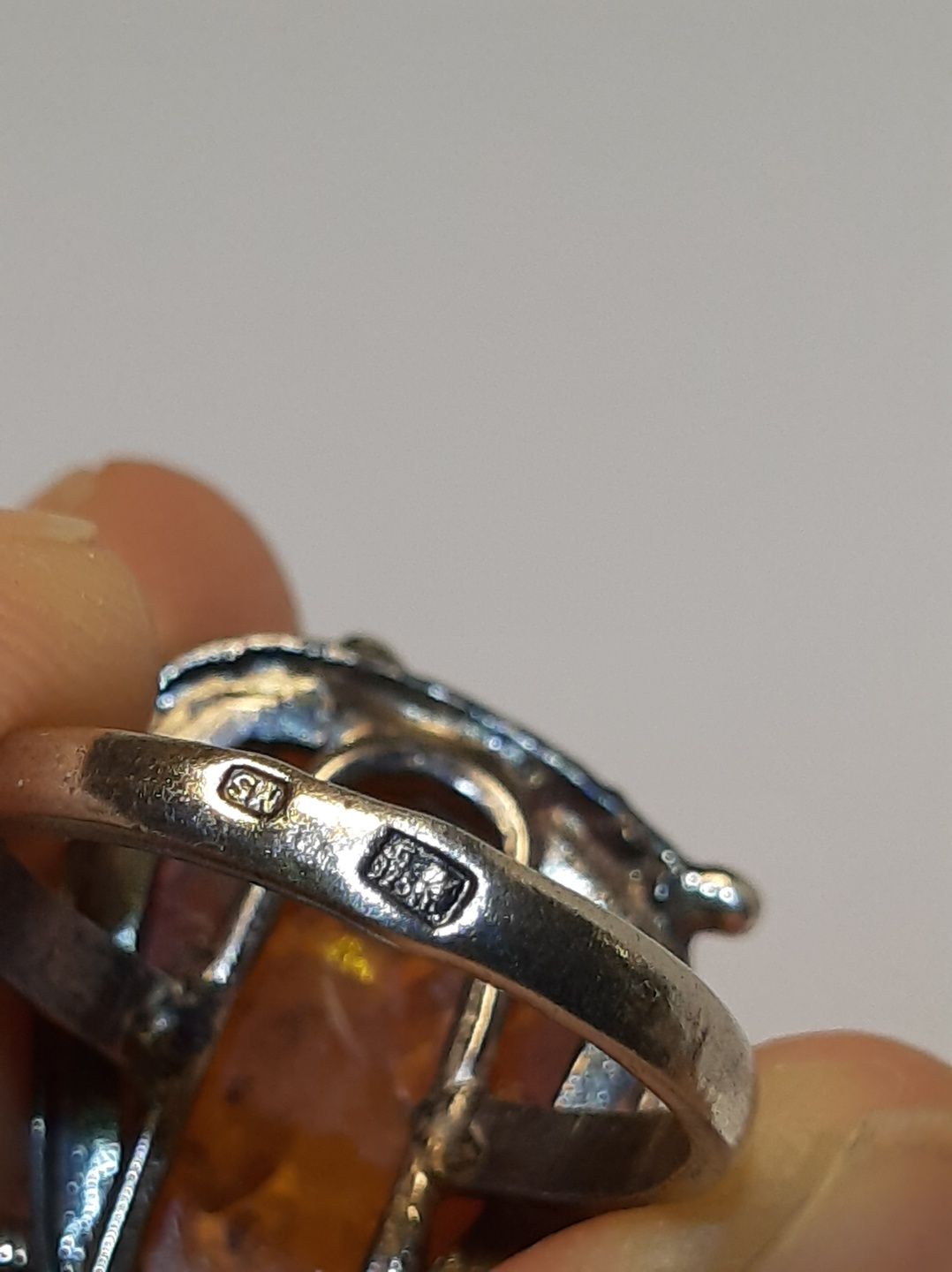 Srebrny pierścionek z bursztynem autorski