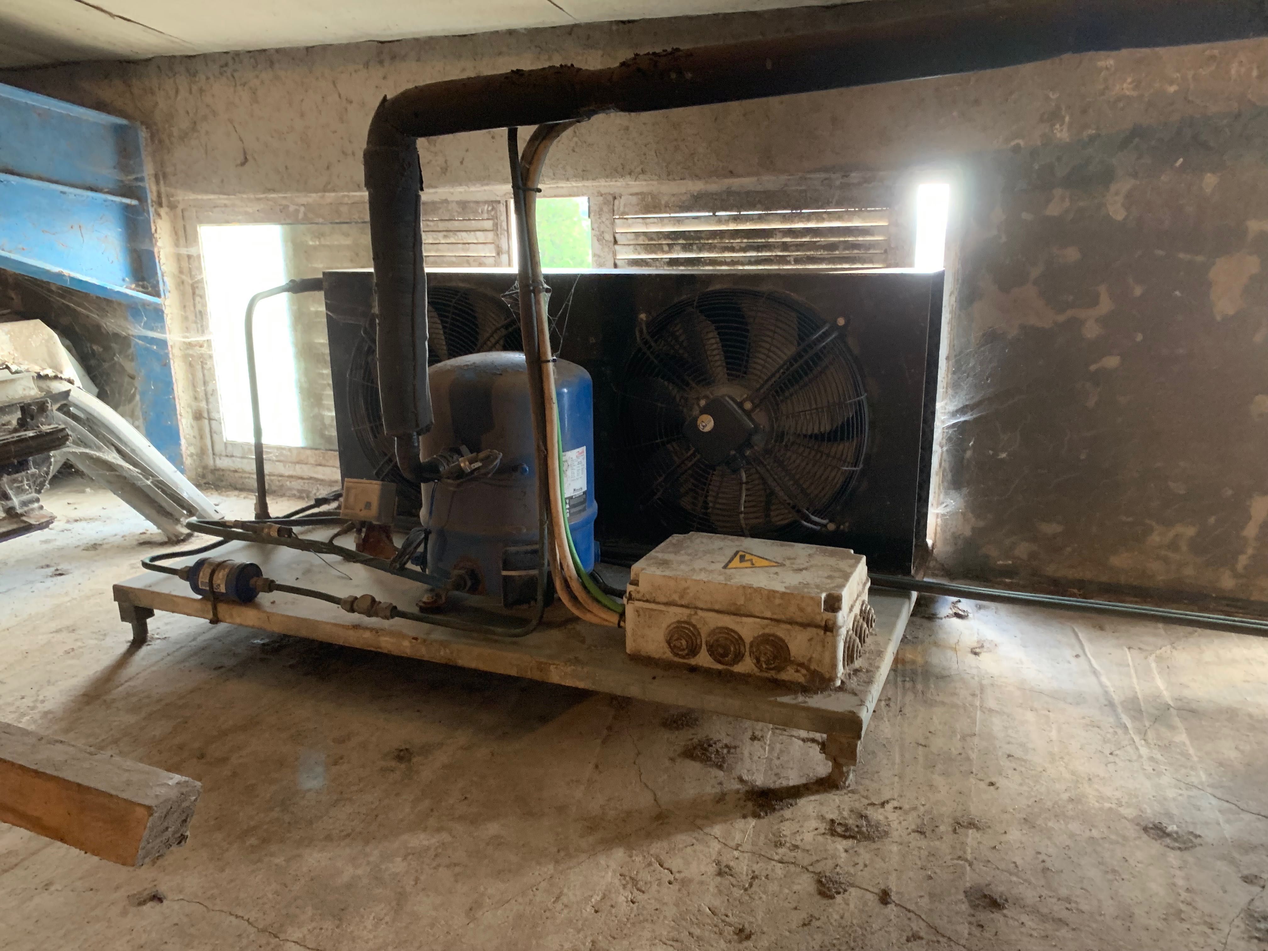 Tanque de leite Delaval de 5000 litros mais os dois grupos (motores)