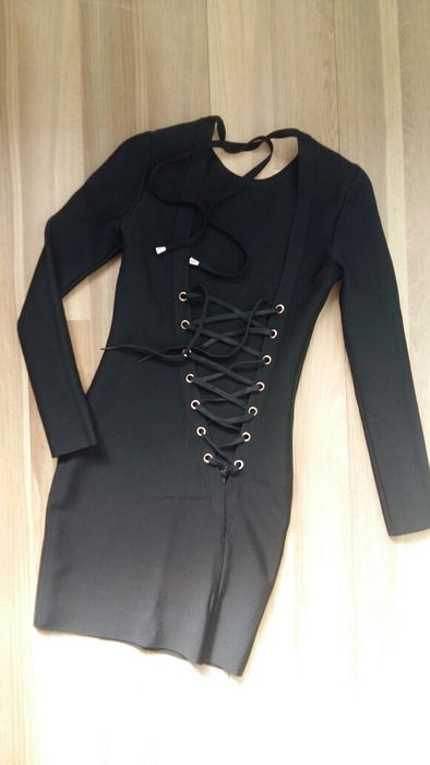 Плаття з відкритою спиною