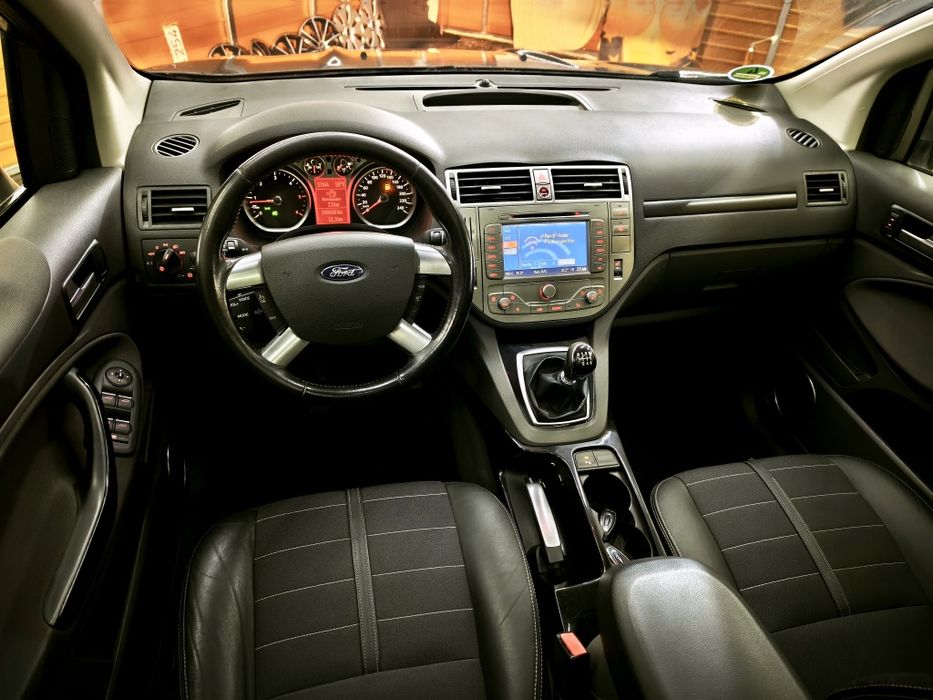 Kuga 2.0diesel*4x4,Hak,Alusy,Panorama,Navi,Czujniki parkowania