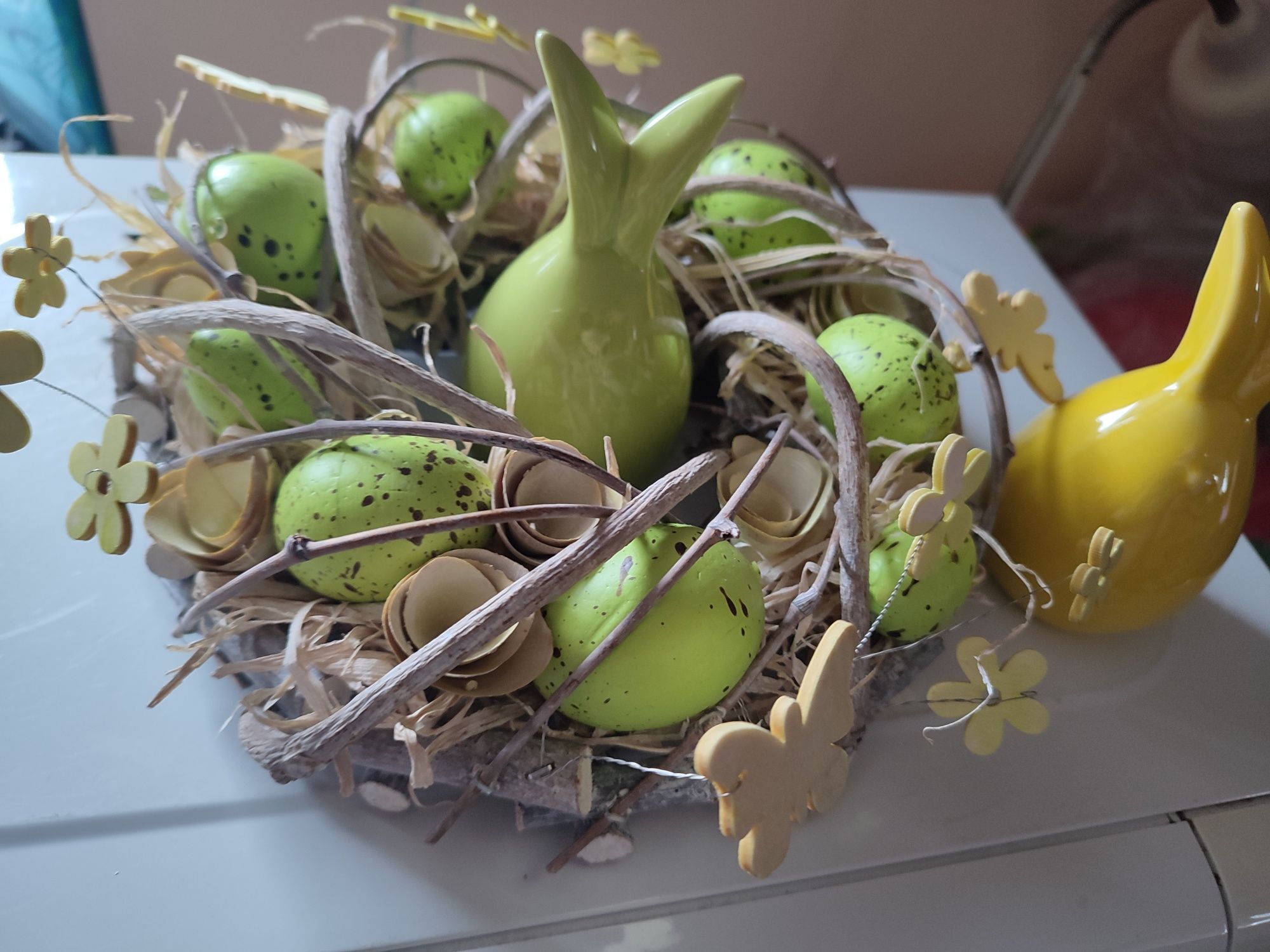 Wianek wielkanocny na stół i dwa zajączki ceramiczne.Nowe.