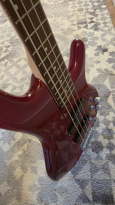 Czerwona gitara basowa Ibanez + wzmacniacz, kabel i uchwyt