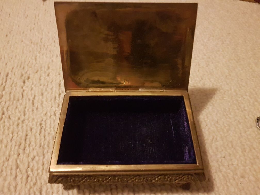 Mosiężna indyjska szkatułka na biżuterię