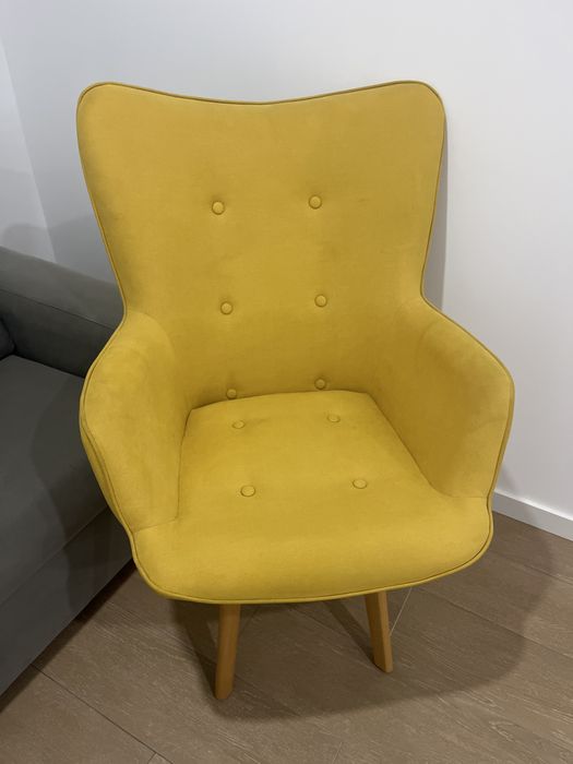 Poltrona amarela usada