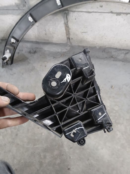 Кріплення бампера права сторона Ford Ranger 2019-2023