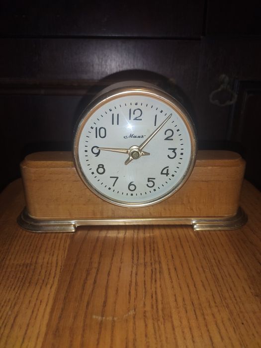 Продаю часы Маяк в хрустальном корпусе и не только