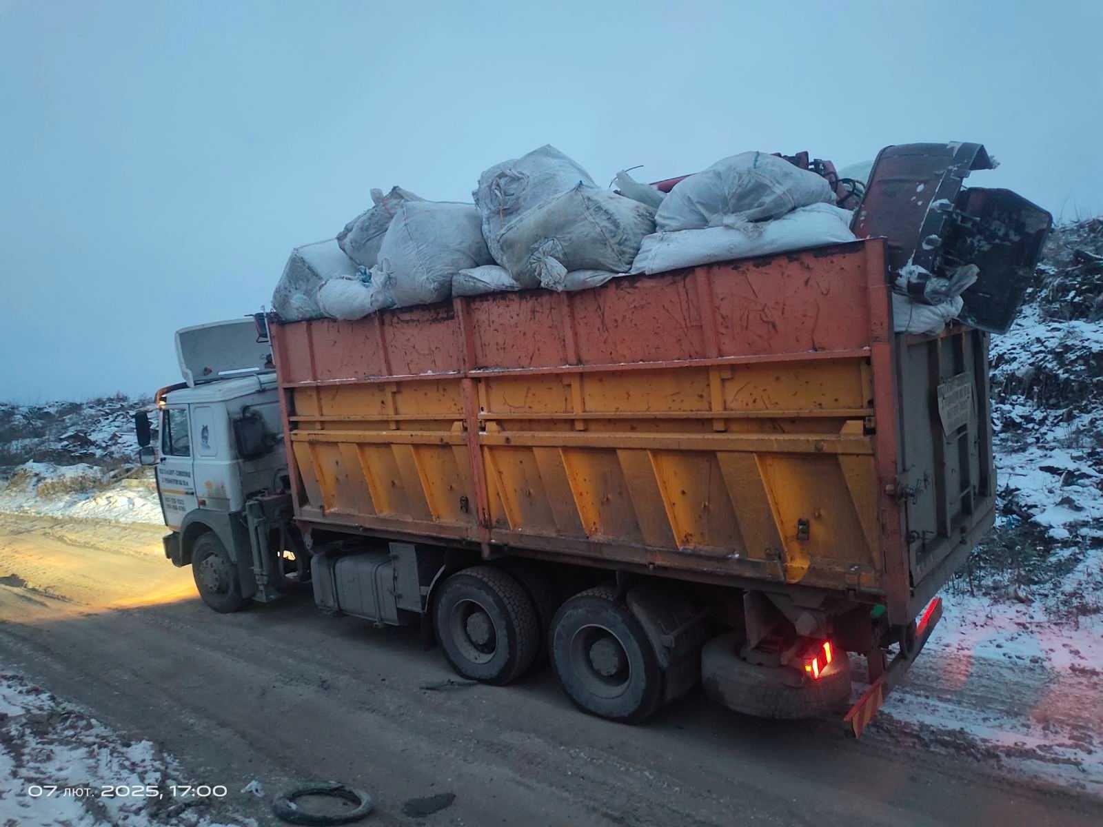 Вывоз любых бытовых, производственных отходов БЕЛАЗ 30 куб с Ковшом.!