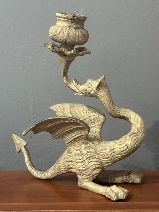 Stary swiecznik przedstawiajacy smoka