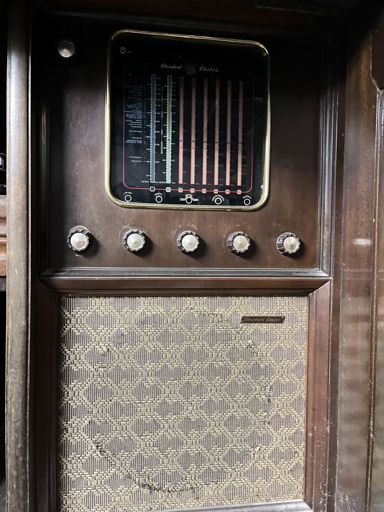 Movel antigo com radio e gira-disco