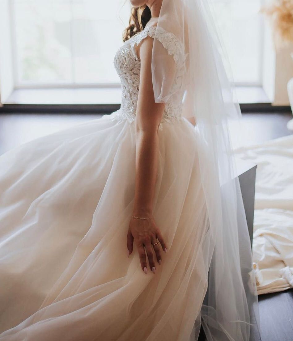 Эксклюзивное, изящное свадебное платье со шлейфом