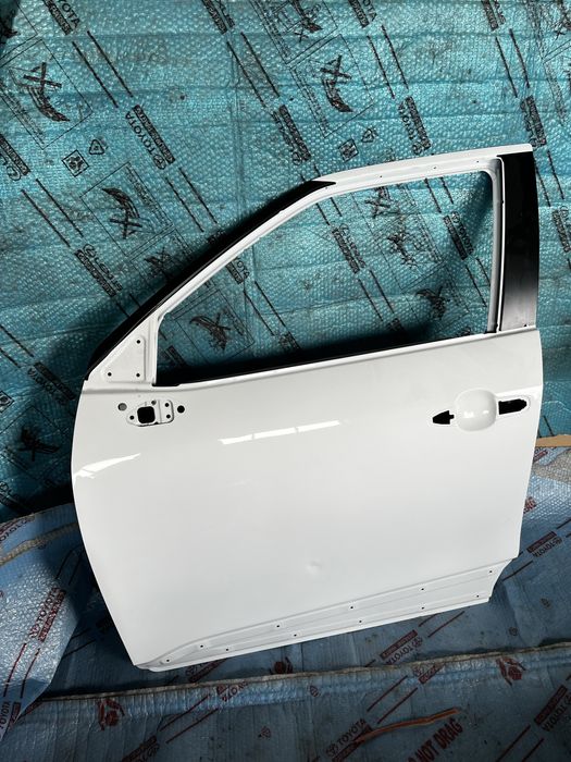 TOYOTA YARIS CROS dzrzei lewy przednie 040