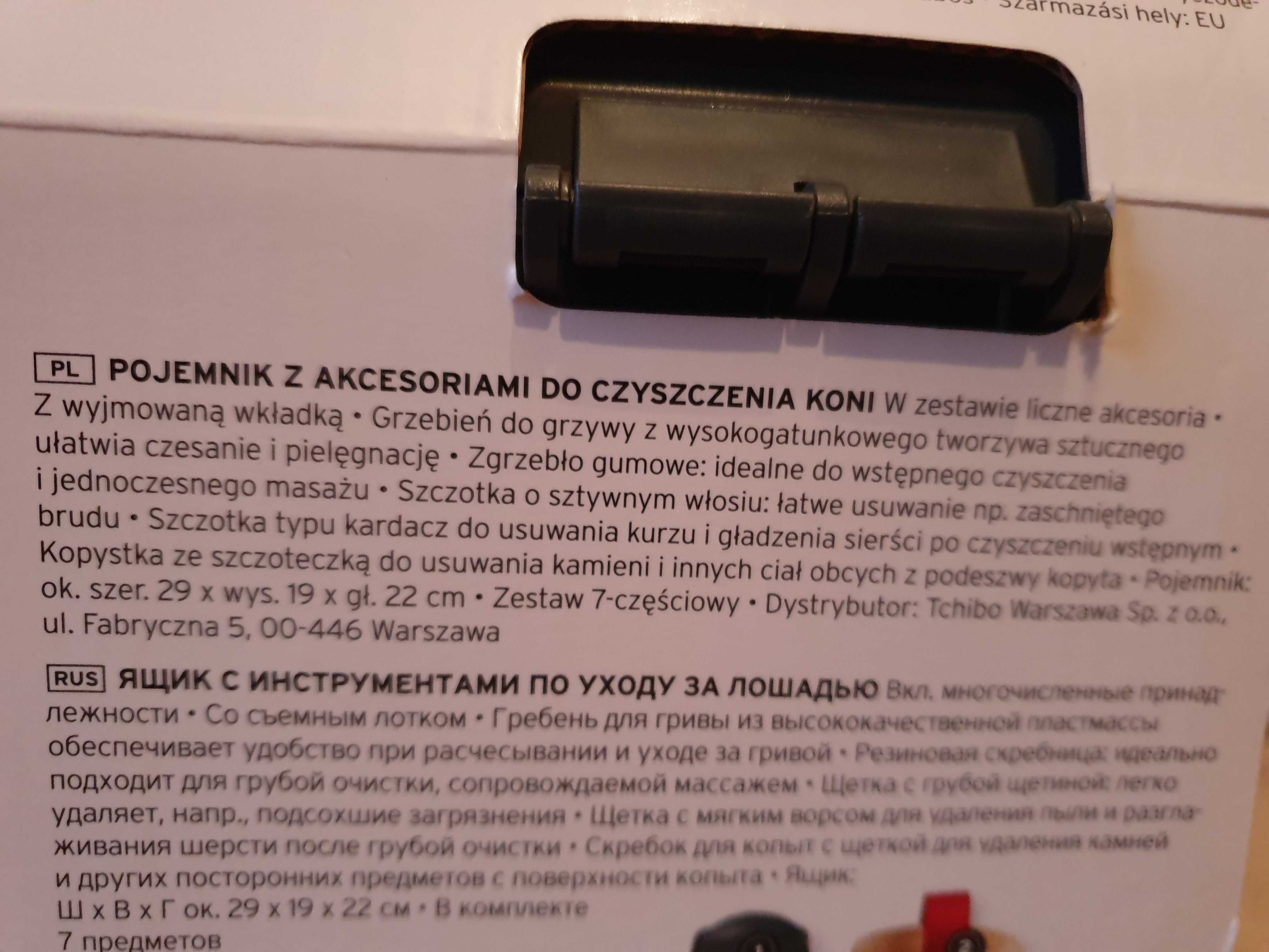 kuferek z akcesoriami do czyszczenia koni