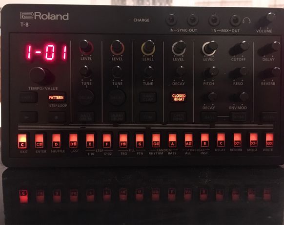 Roland Aira beat machine T-8 groovebox