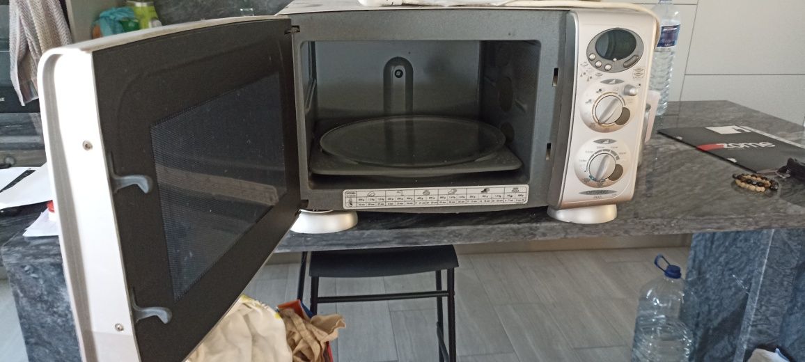 Microondas grill com dois pratos com pouco uso
