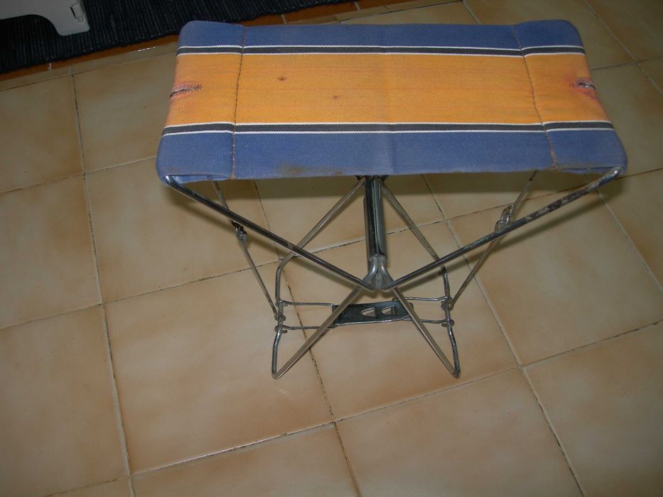 Pequeno banco desmontável.
