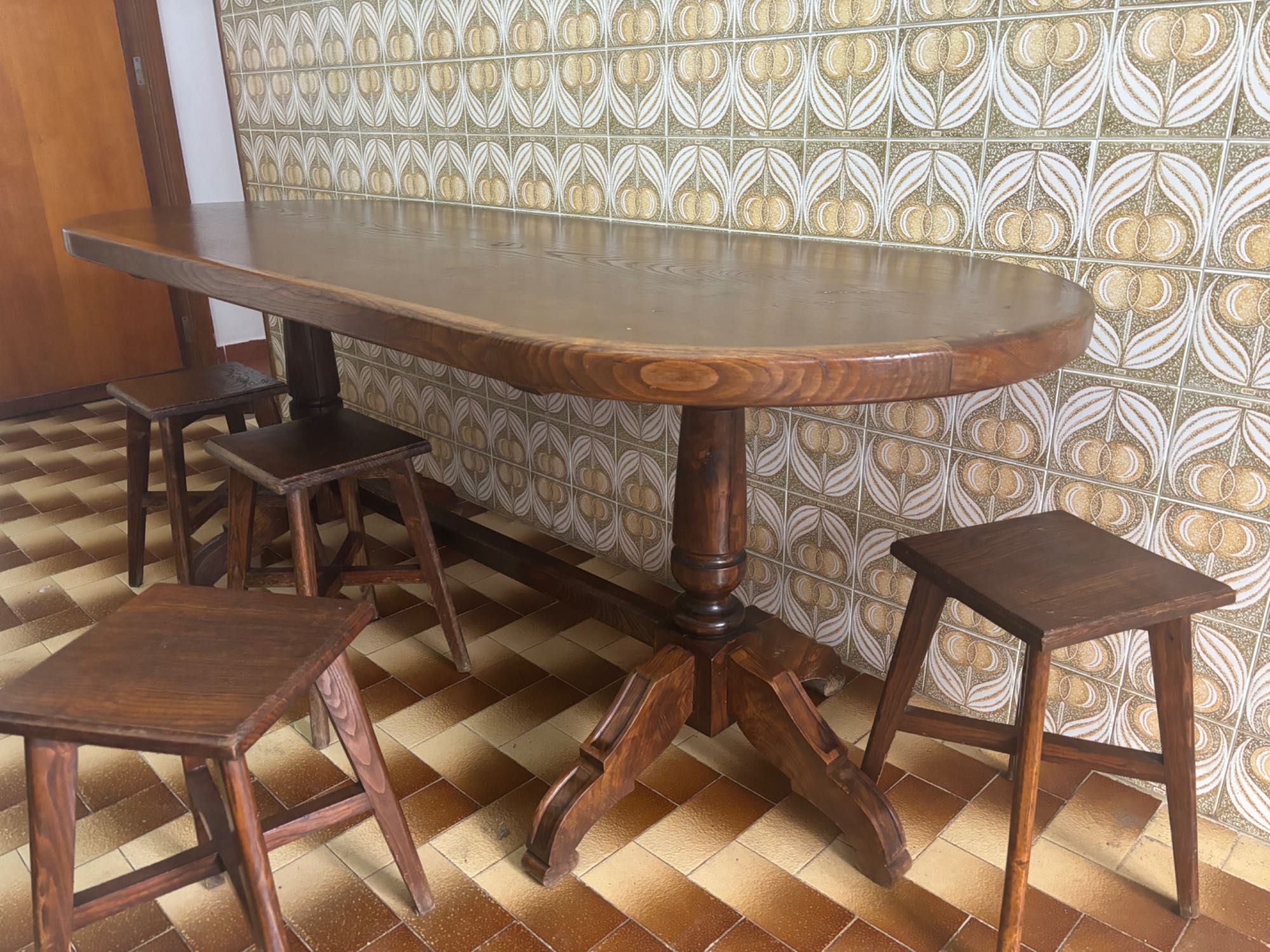 Mesa de jantar em castanho