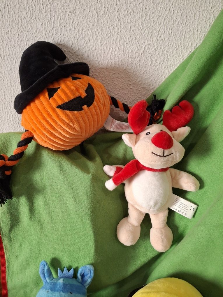 Peluches, cão com trela e gato