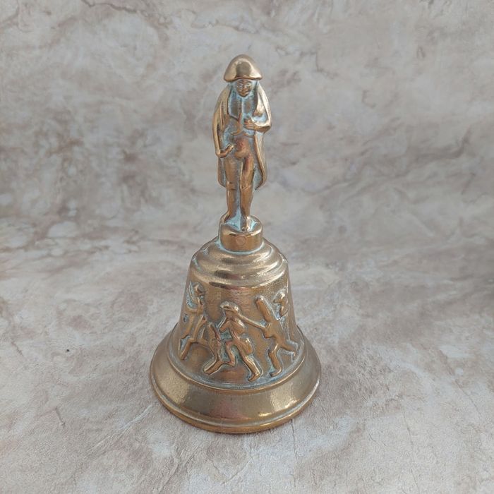 Duży, mosiężny dzwonek z Napoleonem. Dzwonek to staroć o nieznanym mi