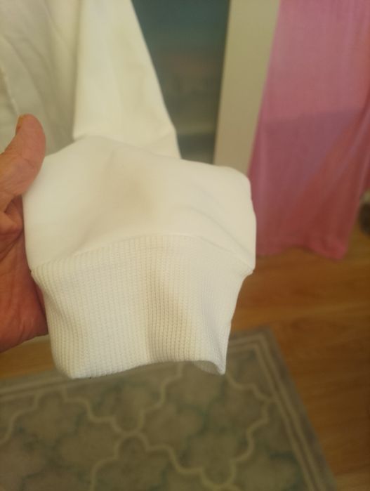 Biała śliczna krótka damska bluza z kapturem