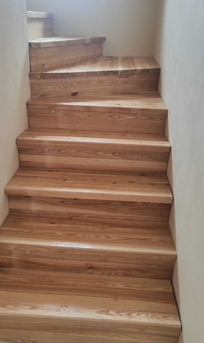 Schody, stopnice drewniane na wymiar (jesion, buk, dąb)  z montażem