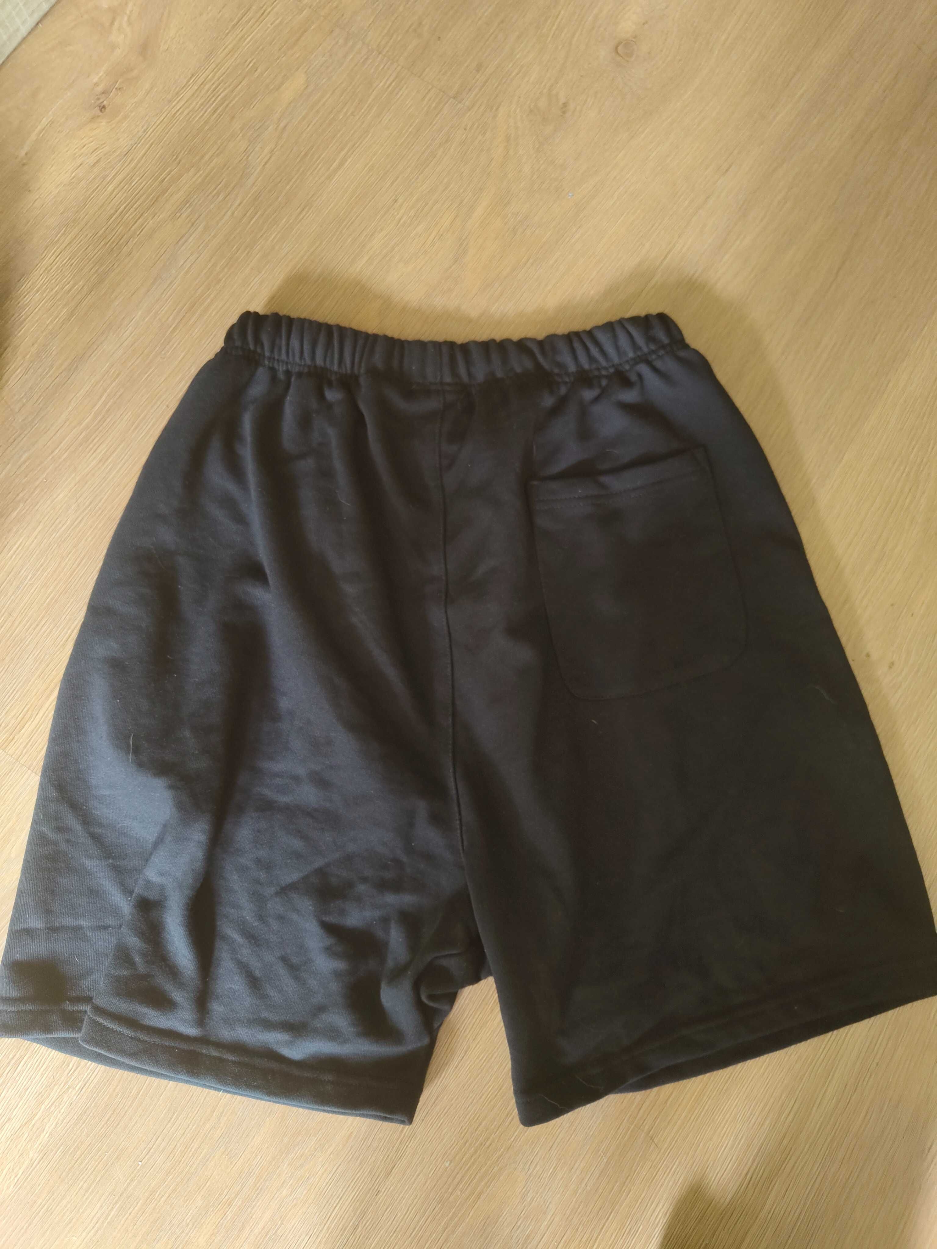 Czarne spodenki essentials